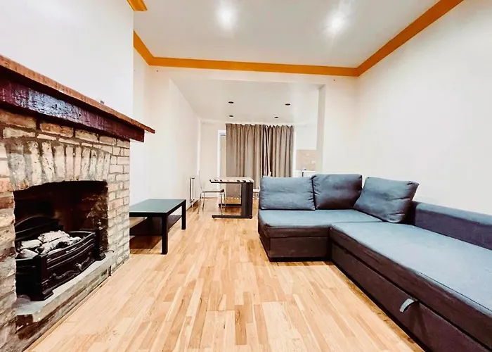 Modern 5-Bed Home With Garden & Spectacular City Views